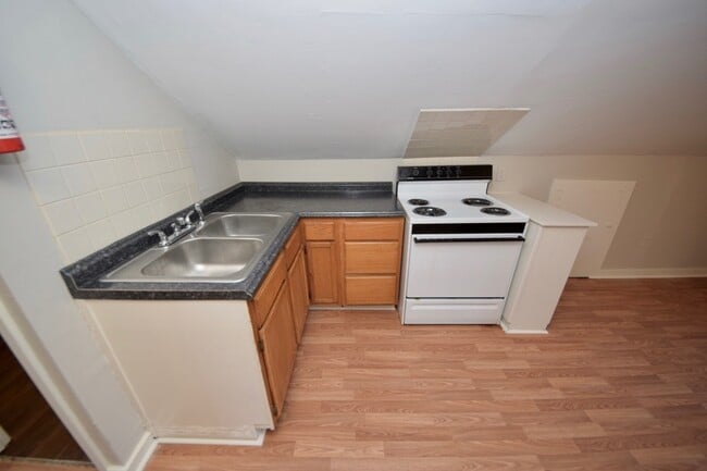 Building Photo - 1 Bedroom, 1 Bathroom Upstairs apartment n...