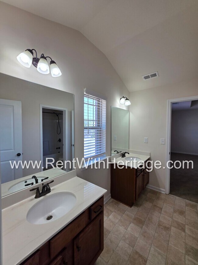 Building Photo - ABSOLUTELY BEAUTIFUL 5 BEDROOM/ 4.5 BATH HOME YOU DONT WANT TO MISS.