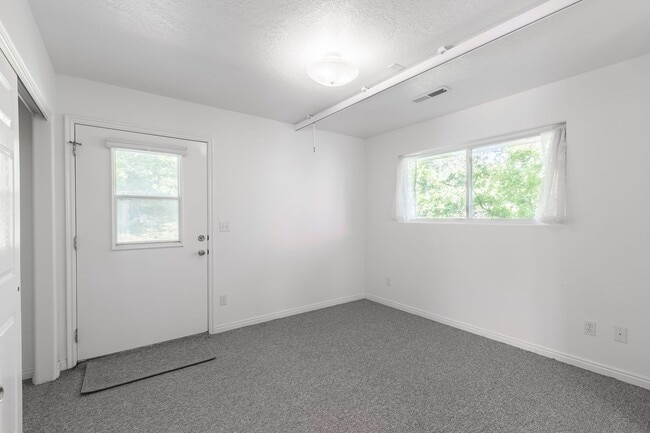 Building Photo - Serene 3 Bedroom, 2 Bathroom Home in Pine ...