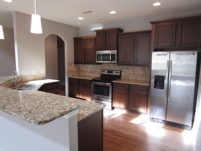 Building Photo - Bright 3BR Townhome with Bonus Room - Available July 17!!