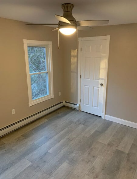 Bedroom 3 with closet - 1744 Farmington Ave