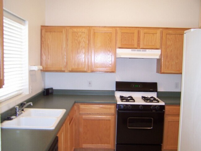 Building Photo - Cozy 2 Bed 2 Bath