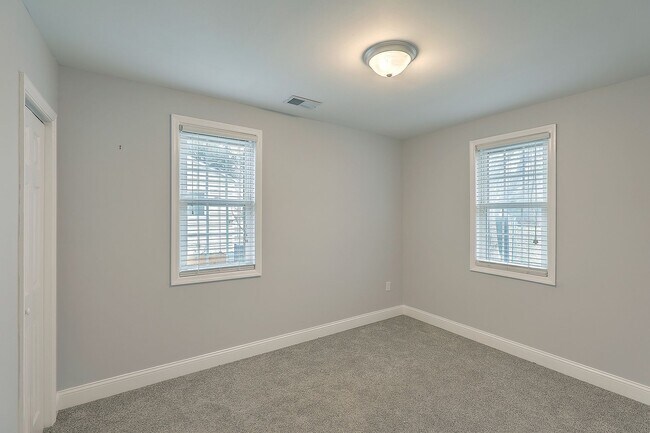 Building Photo - Renovated Home in the Heart of West Ashley!