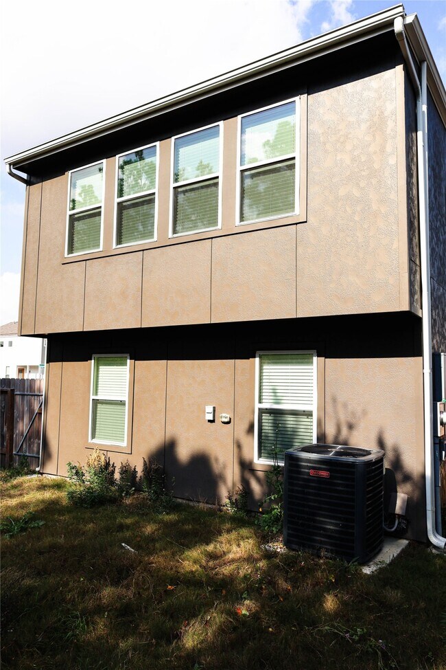 Building Photo - 3316 Vine Ter Trce