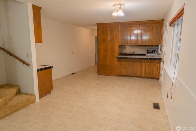 Building Photo - 3bd/2.25ba Bellevue Home