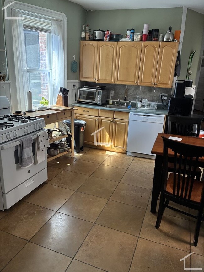 Building Photo - Rare 4 bed in Beacon hill....