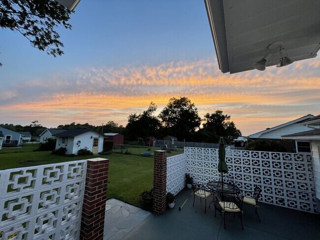 Building Photo - Quaint Swansboro Ranch Home