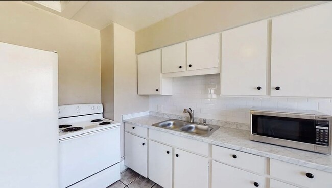 Building Photo - Charming four-bedroom home one block from UNR