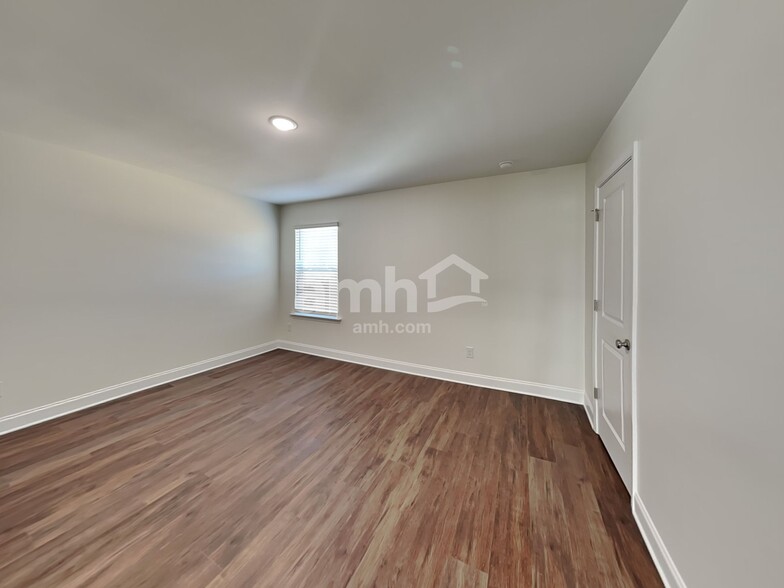 Building Photo - 5500A Farm Pond Ln