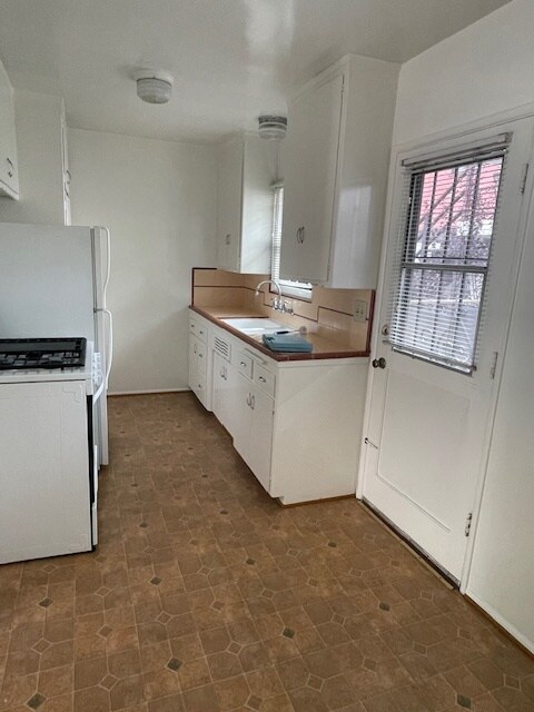 Kitchen - 6951 Kittyhawk Ave