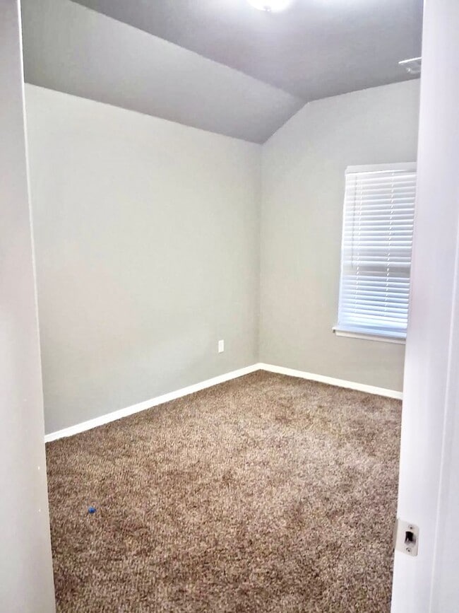 Building Photo - Beautiful 4-Bedroom Home in Edmond – Avail...