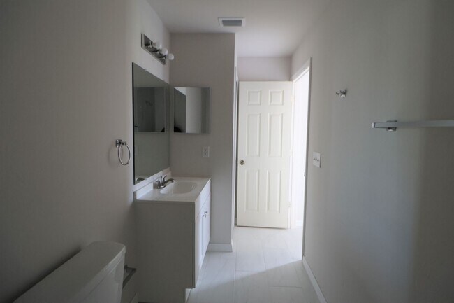 Building Photo - 3/2 Duplex newer waterfront