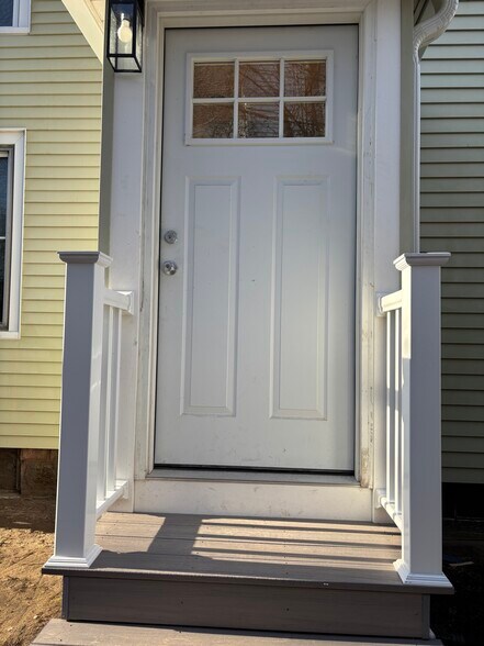 Primary Photo - 1744 Farmington Ave