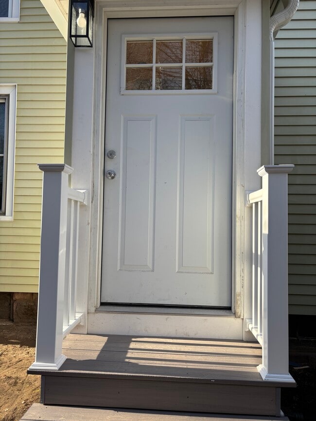 Building Photo - 1744 Farmington Ave