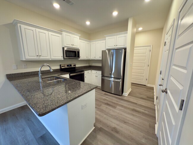 Building Photo - 613 Pershing Dr