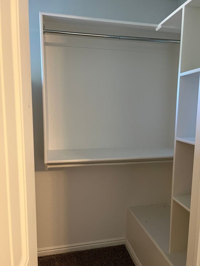 Building Photo - Beautiful 3 bedroom, 2.5 bathroom townhome...