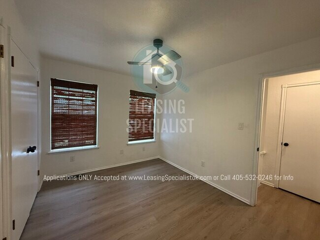 Building Photo - West Norman 2 Bed 1.5 Bath Townhouse Available for Your Immediate Move!