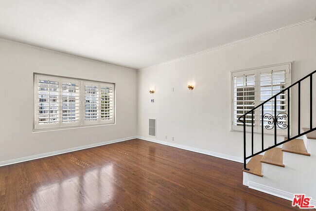 Building Photo - 918 1/2 Serrano Ave