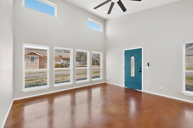 Building Photo - 1471 W Kaufman St