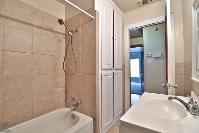 Building Photo - 3 bed 2 bath 2 car carport home in south A...