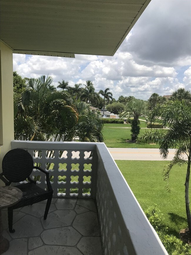 FABULOUS CONDO IN THE HEART OF OLD NAPLES!! 473 12th Ave S Naples FL