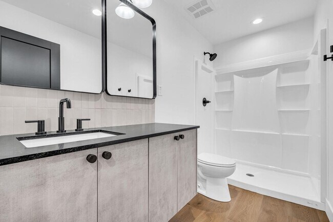 Building Photo - 6 Bedroom/4 Bath - Fully Remodeled
