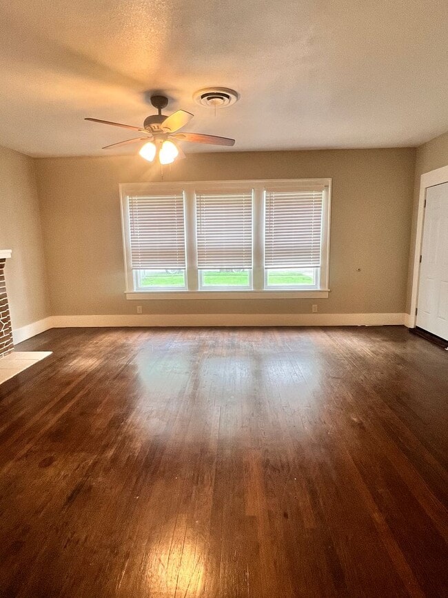 Building Photo - Spacious 3 Bedroom 2 Bath