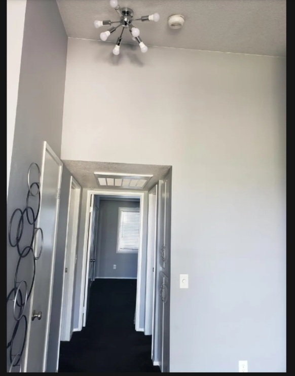 Building Photo - 2560 Avenida Del Vista