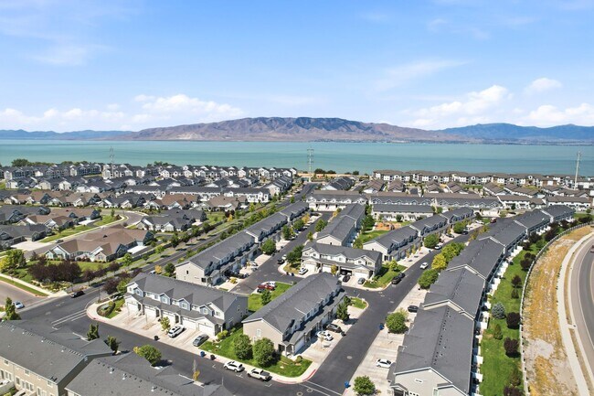 Building Photo - Waters Edge Townhome