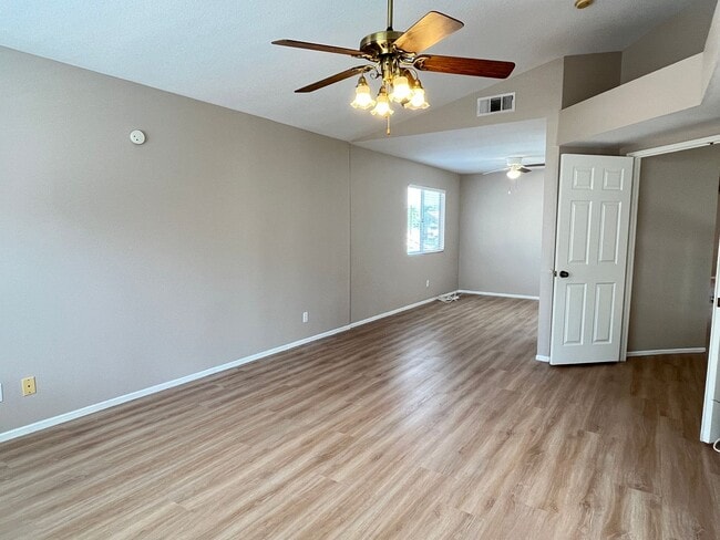 Building Photo - Large 4 bedroom home in Orangecrest for rent!