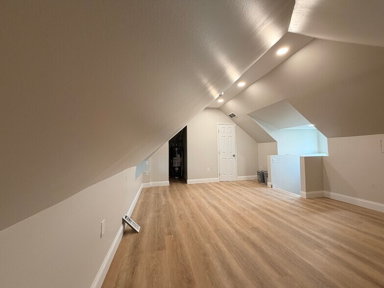 Building Photo - 3 E Overlea Ave