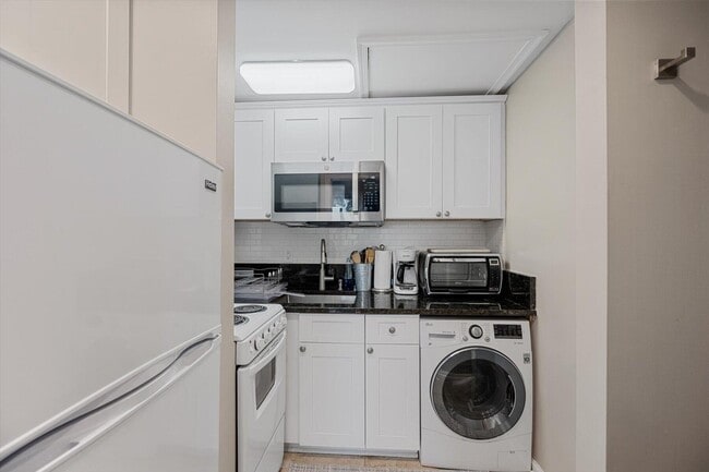 Building Photo - 11842 Pebblewood Dr