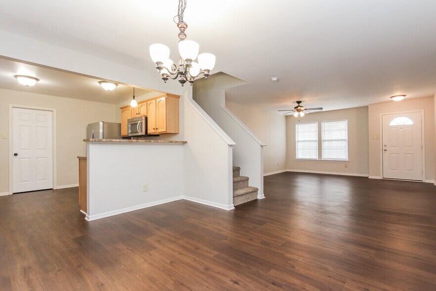 Building Photo - 1351 Brooks Dr