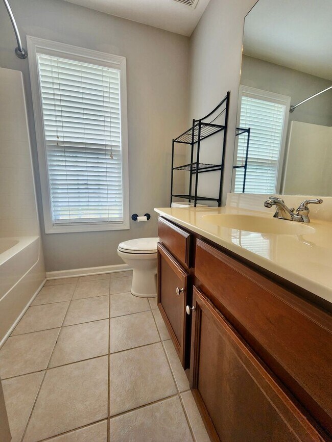Building Photo - Spacious 3 bedroom with an outside oasis -...