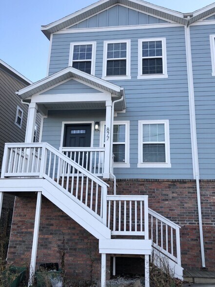 Building Photo - 877 W North St