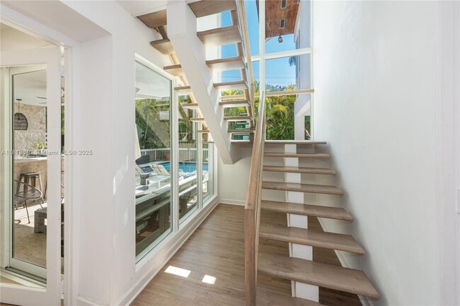 Building Photo - 225 Harbor Dr