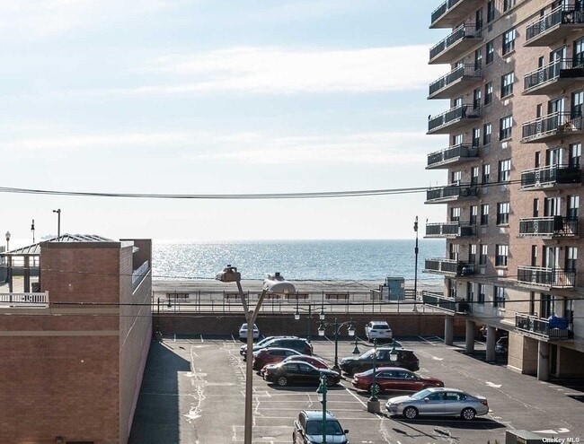 Building Photo - 25 W Broadway