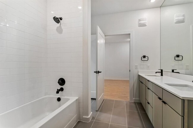 Building Photo - 100 Mockingbird Ln W