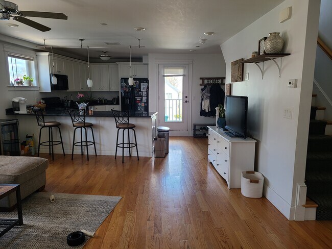 Building Photo - 10 Fern St