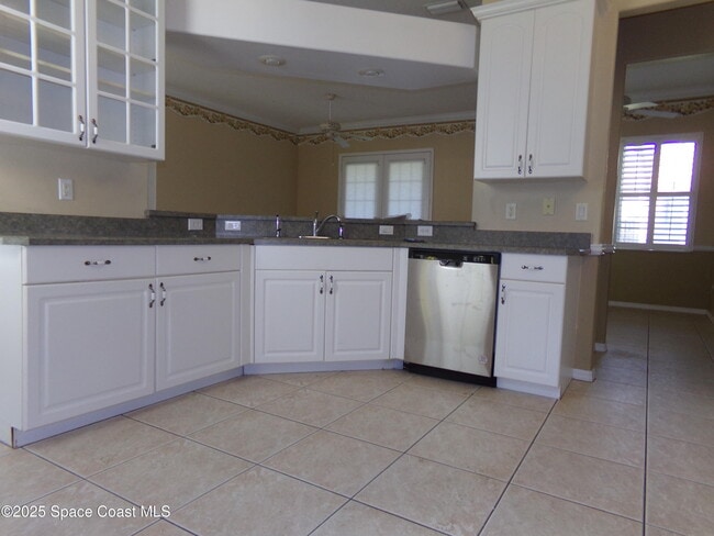 Building Photo - 464 Brown Ave