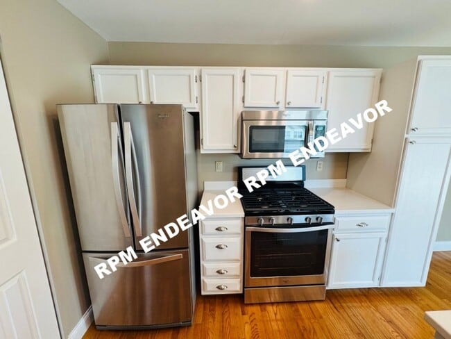 Building Photo - Beautiful 3BR/2.5BA Rental with Garage, Fe...