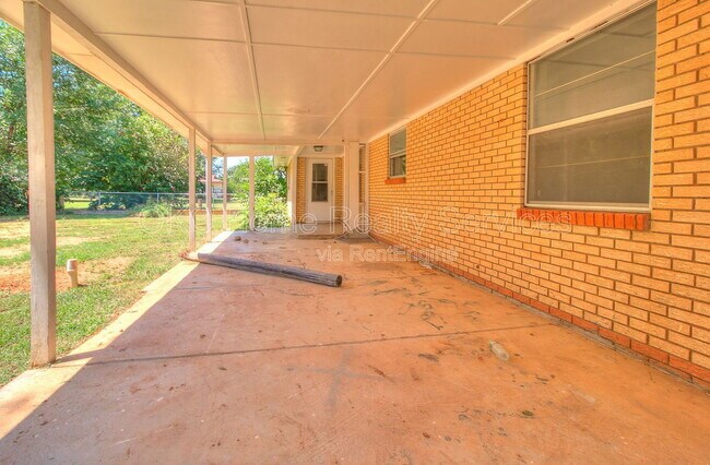 Building Photo - 8712 NE 25th St