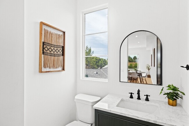 Building Photo - Bright and Spacious Newly Renovated Townhome | 5 Bedroom | 5 Bathroom | Parking Included