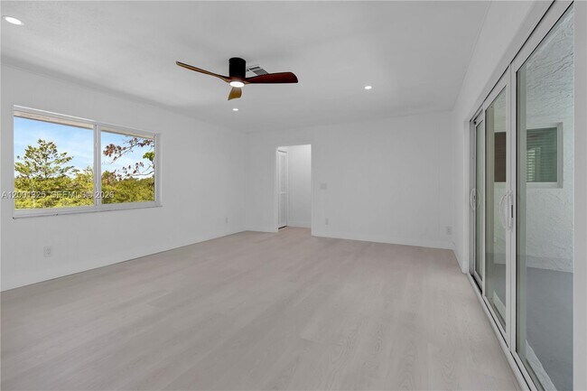 Building Photo - 9125 SE Karin St