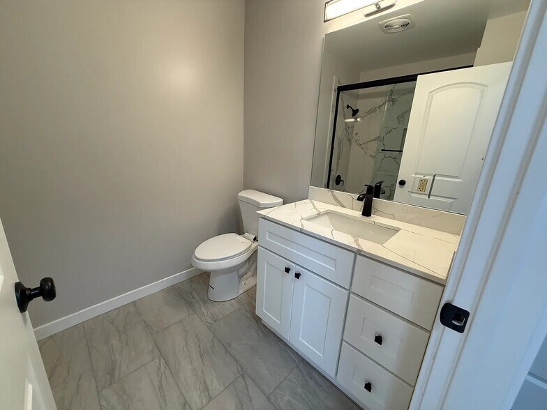 Building Photo - 2430 Fern St