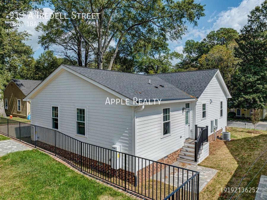 Building Photo - 913 Iredell St