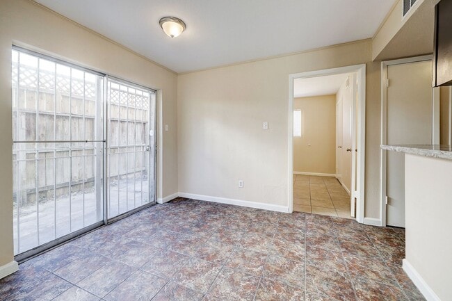 Building Photo - Spring Branch Townhome