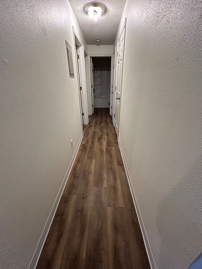 Building Photo - 2 Bedroom, 1 Bathroom apartment Available Immediately