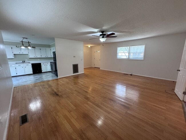 Building Photo - 1709 Oak Hill Dr S