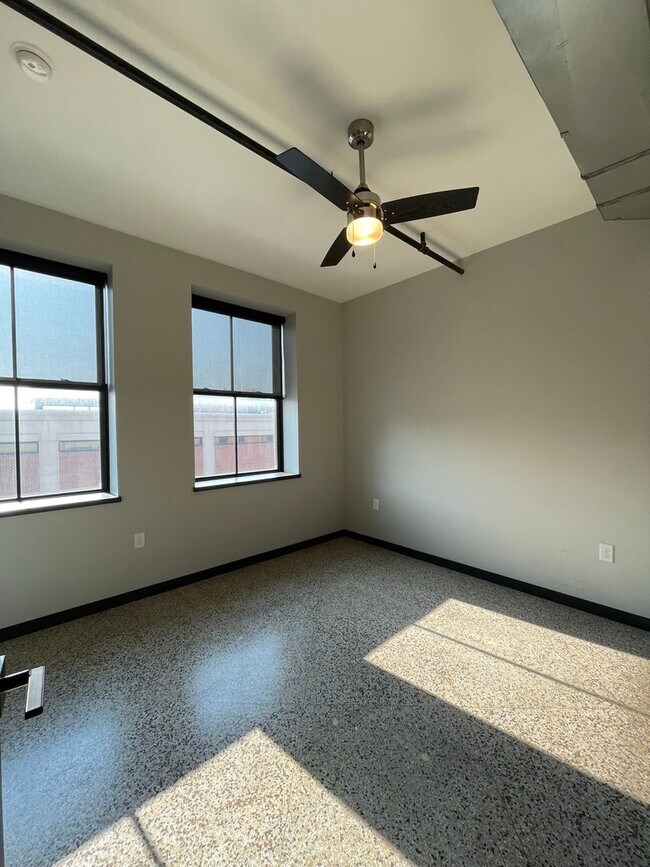 Building Photo - 403 W Norfolk Ave